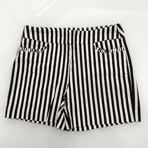Attyre Women’s Shorts. Size 10. Black/off white